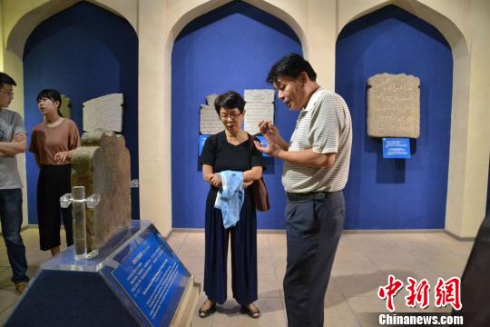 8月29日,臺灣歷史博物館館長王長華一行來到泉州海外交通史博物館,了解泉州宗教石刻的故事!×戊o 攝