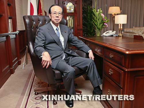 9月23日,日本自民黨新總裁福田康夫在東京自民黨總部總裁辦公室亮相。福田康夫在當(dāng)天舉行的自民黨總裁選舉中以絕對(duì)優(yōu)勢(shì)擊敗自民黨干事長(zhǎng)麻生太郎,當(dāng)選為自民黨第22任總裁。 新華社/路透