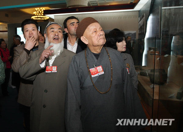 3月11日,出席全國(guó)政協(xié)十一屆二次會(huì)議的部分全國(guó)政協(xié)委員來(lái)到北京民族文化宮參觀西藏民主改革50年展覽。